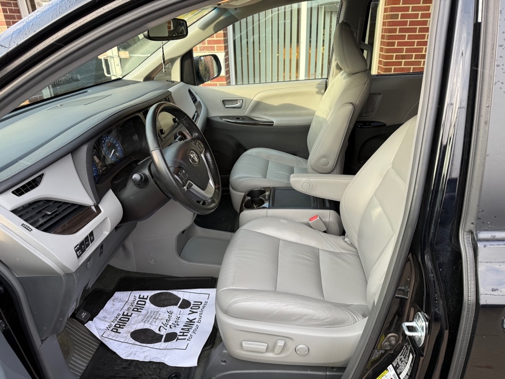 Toyota Sienna Limited AWD 7-Passenger V6 2016