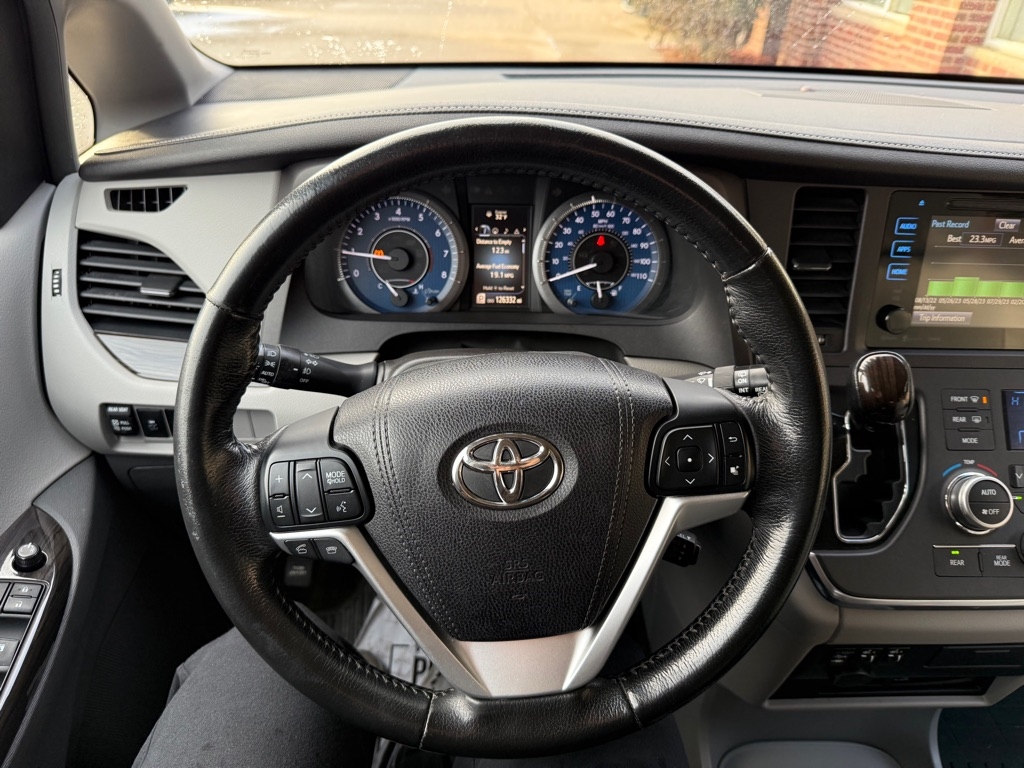 Toyota Sienna Limited AWD 7-Passenger V6 2016