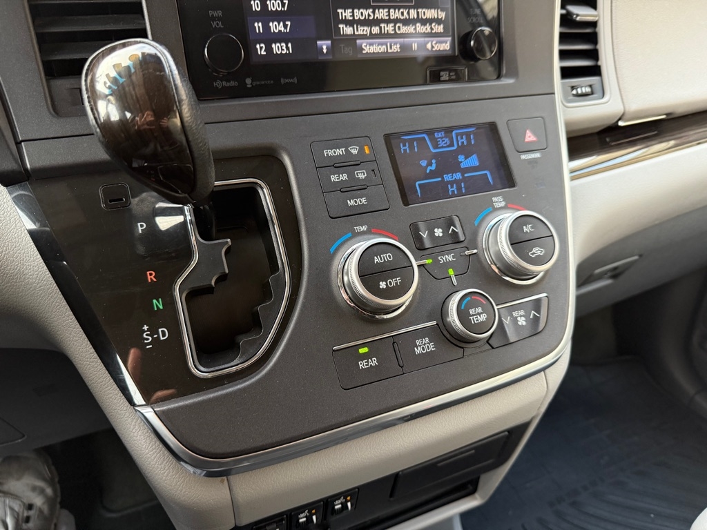 Toyota Sienna Limited AWD 7-Passenger V6 2016