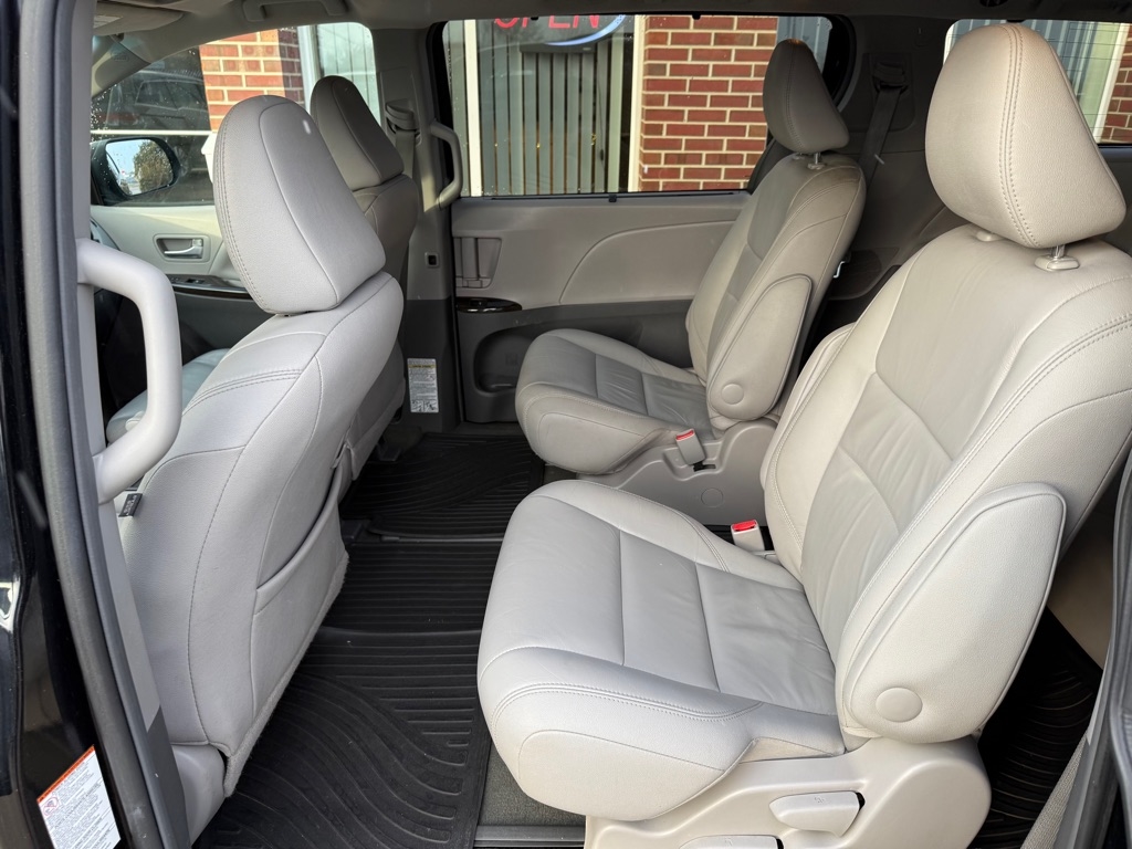 Toyota Sienna Limited AWD 7-Passenger V6 2016