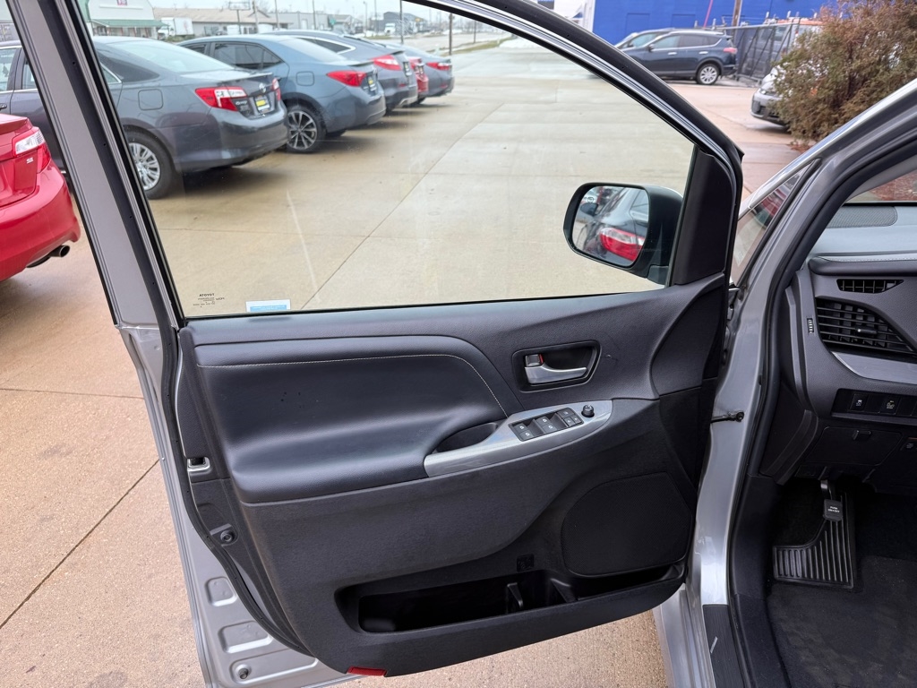 Toyota Sienna SE FWD 8-Passenger V6 2015