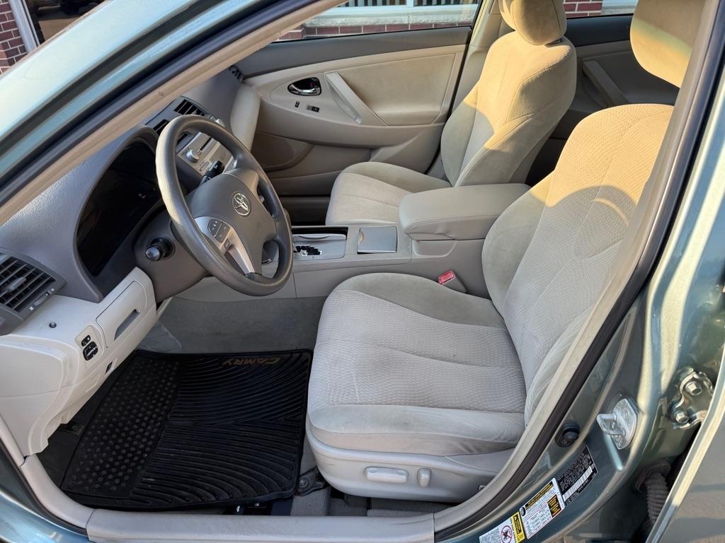 Toyota Camry Base 6-Spd AT 2010