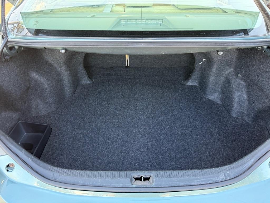 Toyota Camry Base 6-Spd AT 2010