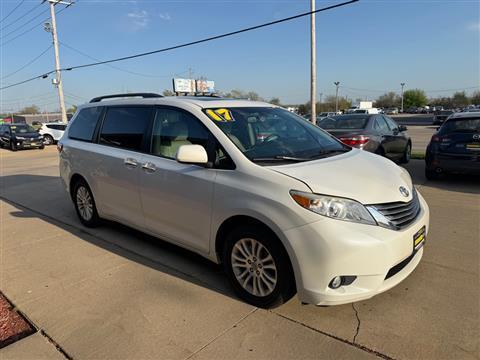 2017 Toyota Sienna XLE FWD 8-Passenger (Natl)
