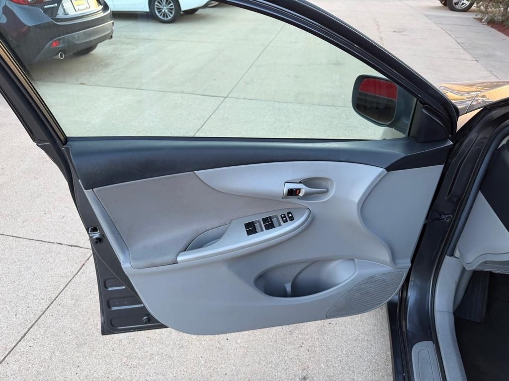 Toyota Corolla LE 4-Speed AT 2013