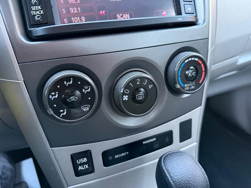 Toyota Corolla LE 4-Speed AT 2013