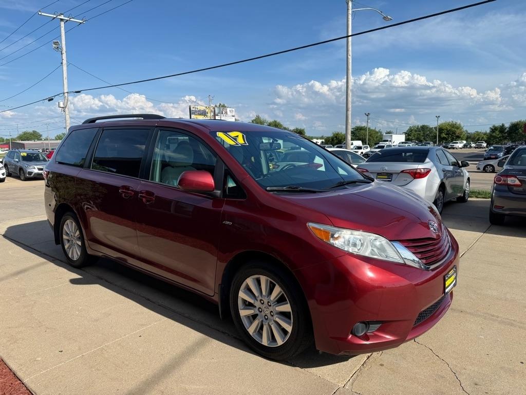 2017 Toyota Sienna LE V6 AWD 7-Passenger's photo
