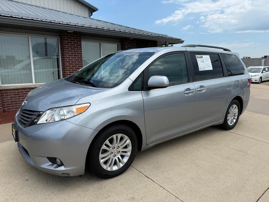Toyota Sienna XLE FWD 8-Passenger (Natl) 2017