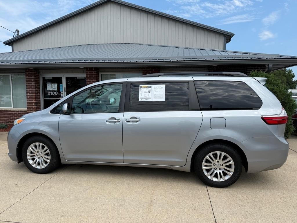Toyota Sienna XLE FWD 8-Passenger (Natl) 2017