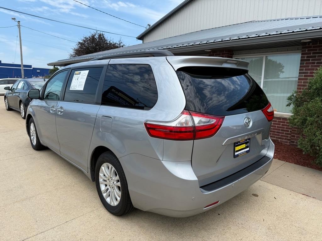 Toyota Sienna XLE FWD 8-Passenger (Natl) 2017