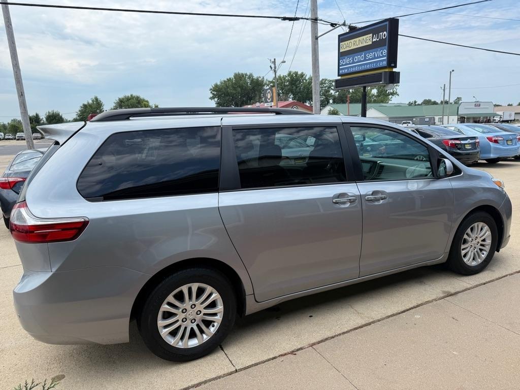 Toyota Sienna XLE FWD 8-Passenger (Natl) 2017