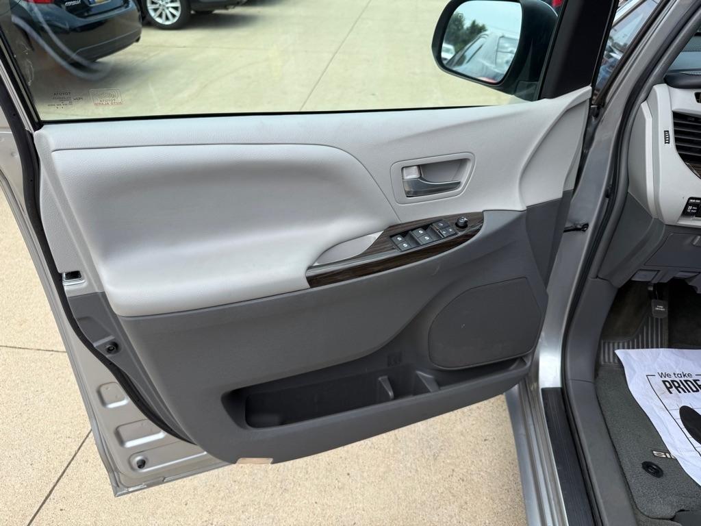 Toyota Sienna XLE FWD 8-Passenger (Natl) 2017