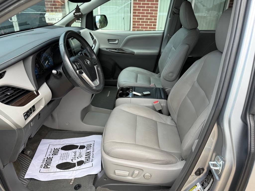 Toyota Sienna XLE FWD 8-Passenger (Natl) 2017