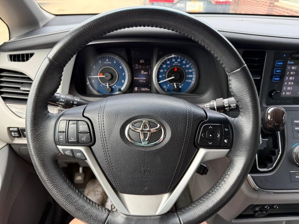 Toyota Sienna XLE FWD 8-Passenger (Natl) 2017
