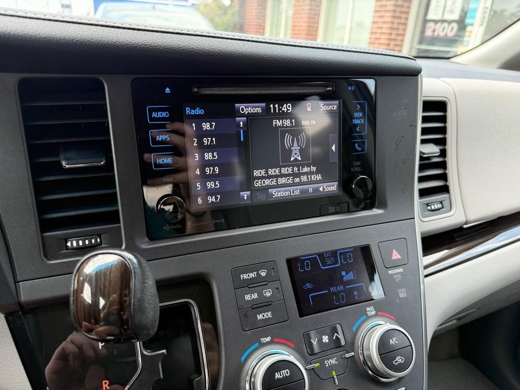 Toyota Sienna XLE FWD 8-Passenger (Natl) 2017