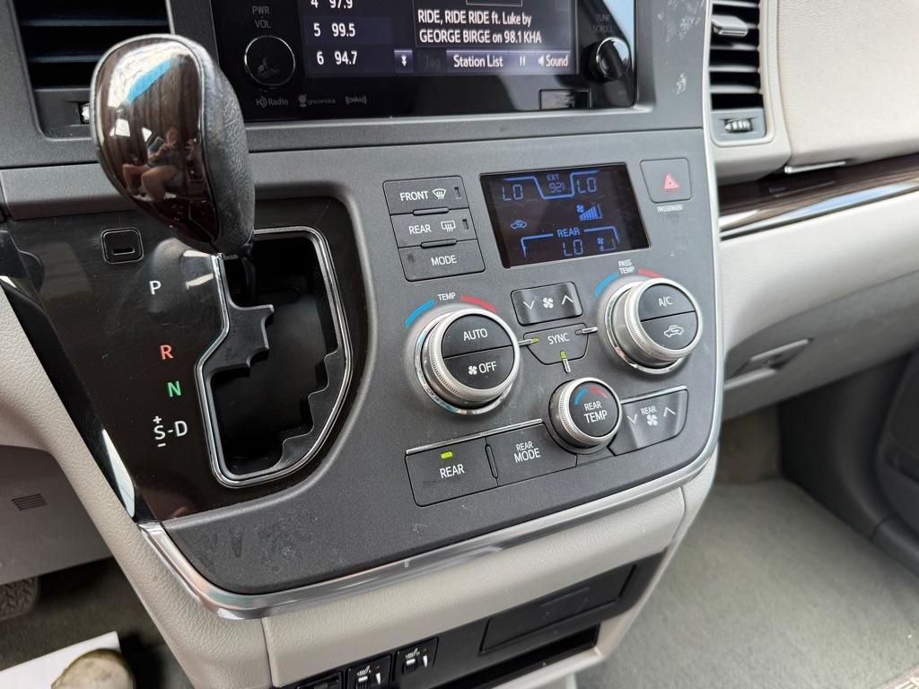 Toyota Sienna XLE FWD 8-Passenger (Natl) 2017