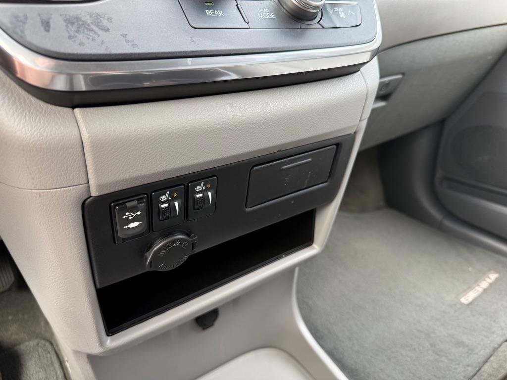 Toyota Sienna XLE FWD 8-Passenger (Natl) 2017