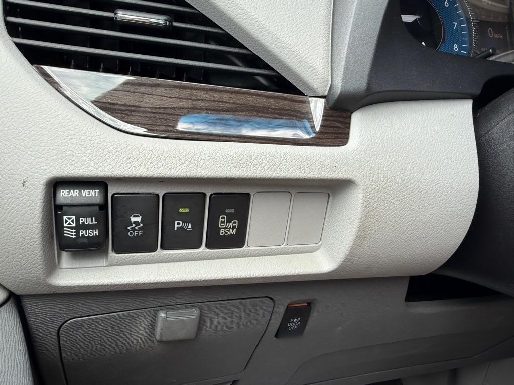 Toyota Sienna XLE FWD 8-Passenger (Natl) 2017