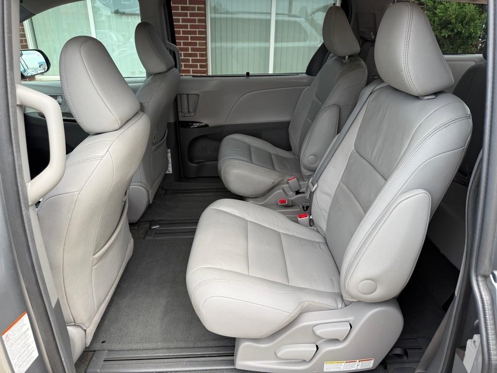 Toyota Sienna XLE FWD 8-Passenger (Natl) 2017