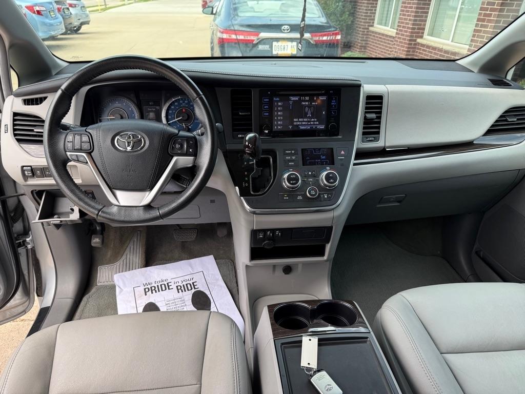 Toyota Sienna XLE FWD 8-Passenger (Natl) 2017