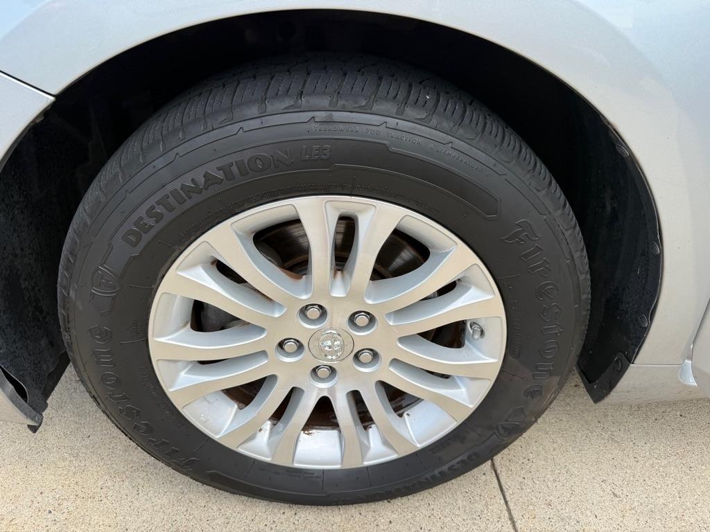 Toyota Sienna XLE FWD 8-Passenger (Natl) 2017