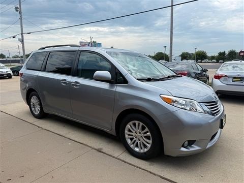 2017 Toyota Sienna XLE FWD 8-Passenger (Natl)