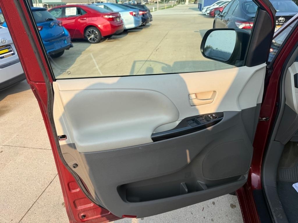 Toyota Sienna LE AWD 7-Passenger V6 2014