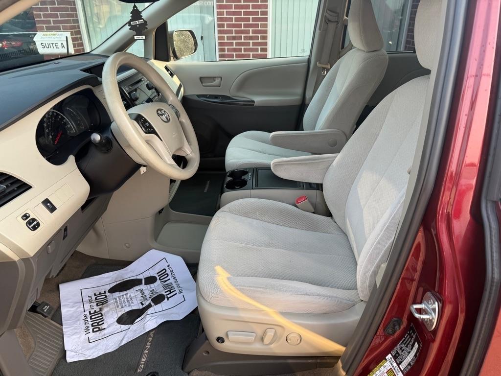 Toyota Sienna LE AWD 7-Passenger V6 2014