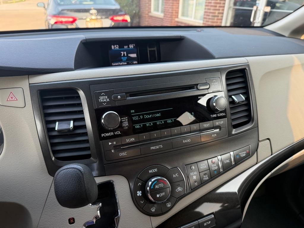 Toyota Sienna LE AWD 7-Passenger V6 2014