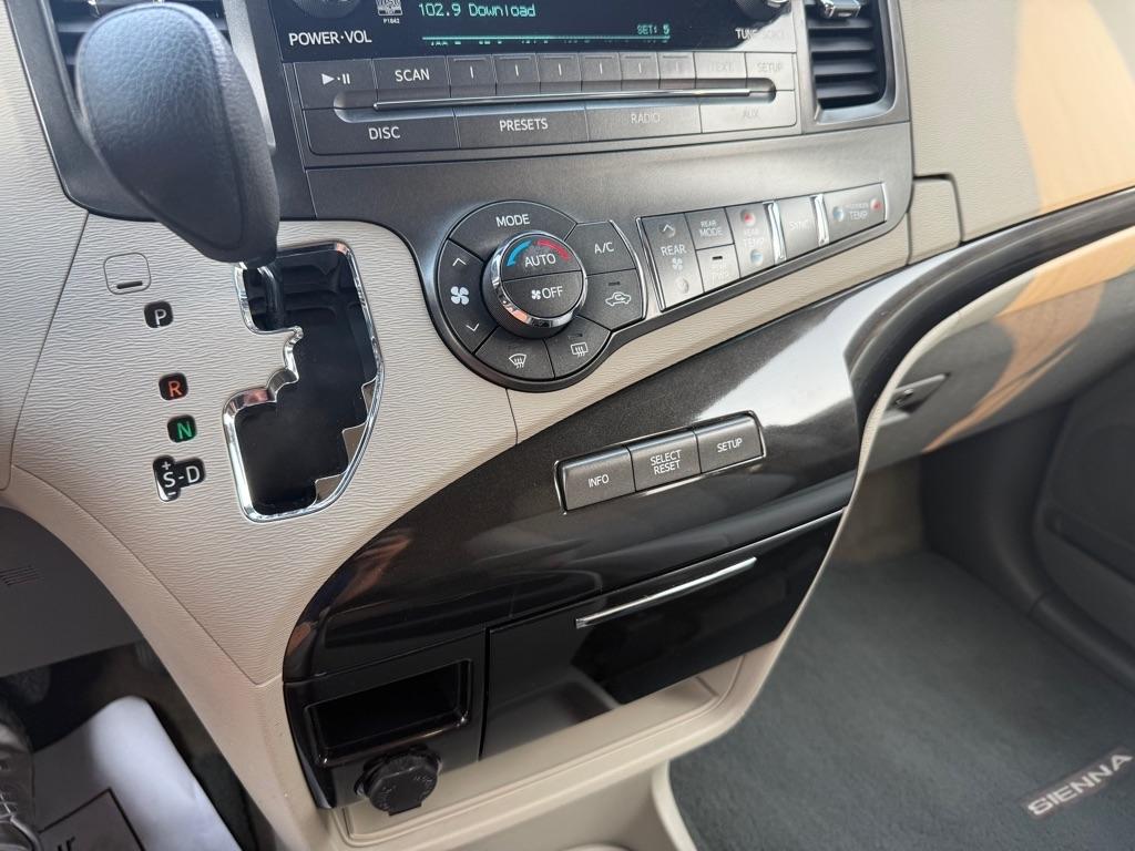 Toyota Sienna LE AWD 7-Passenger V6 2014