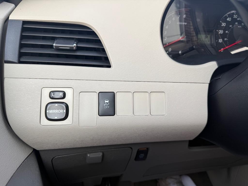 Toyota Sienna LE AWD 7-Passenger V6 2014