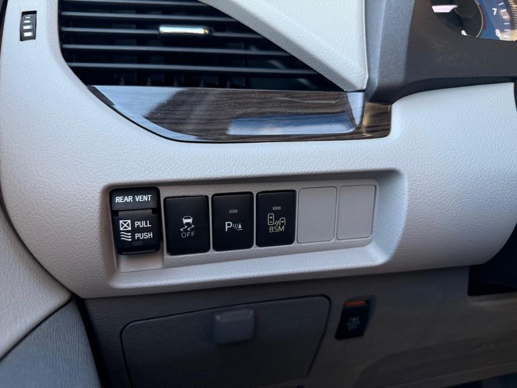 Toyota Sienna XLE Premium AWD 7-Passenger (Natl) 2015