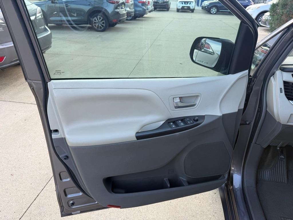 Toyota Sienna LE FWD 8-Passenger V6 2016