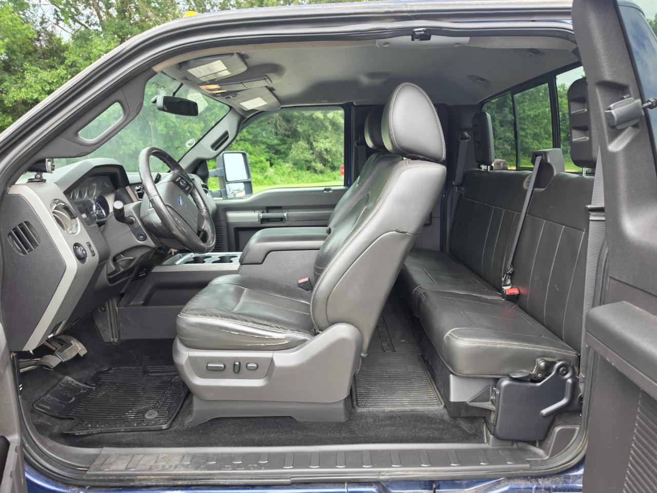 Ford F-350 SD Lariat SuperCab Long Bed DRW 4WD 2011