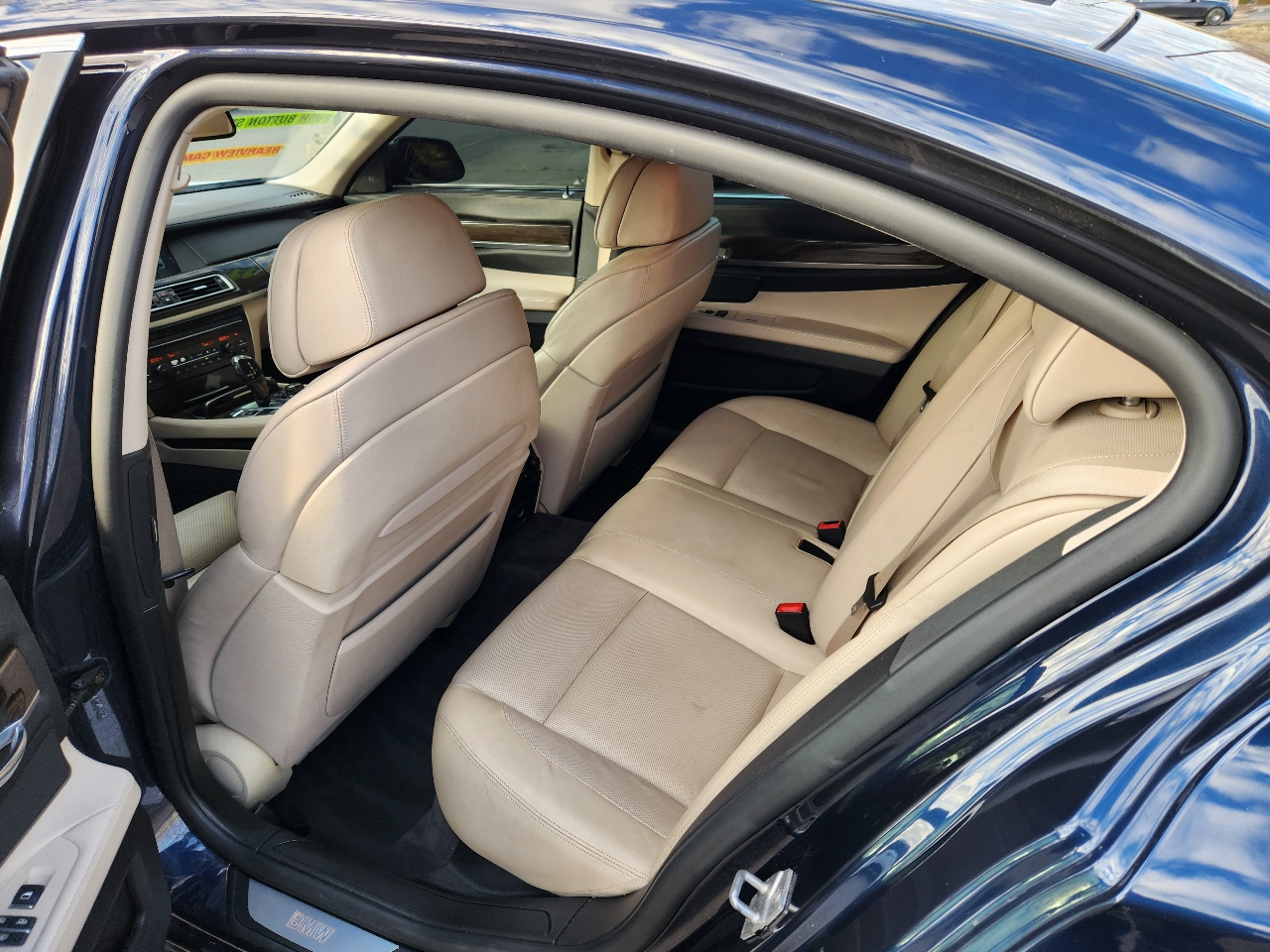 BMW 7-Series 750i xDrive Sedan 2012