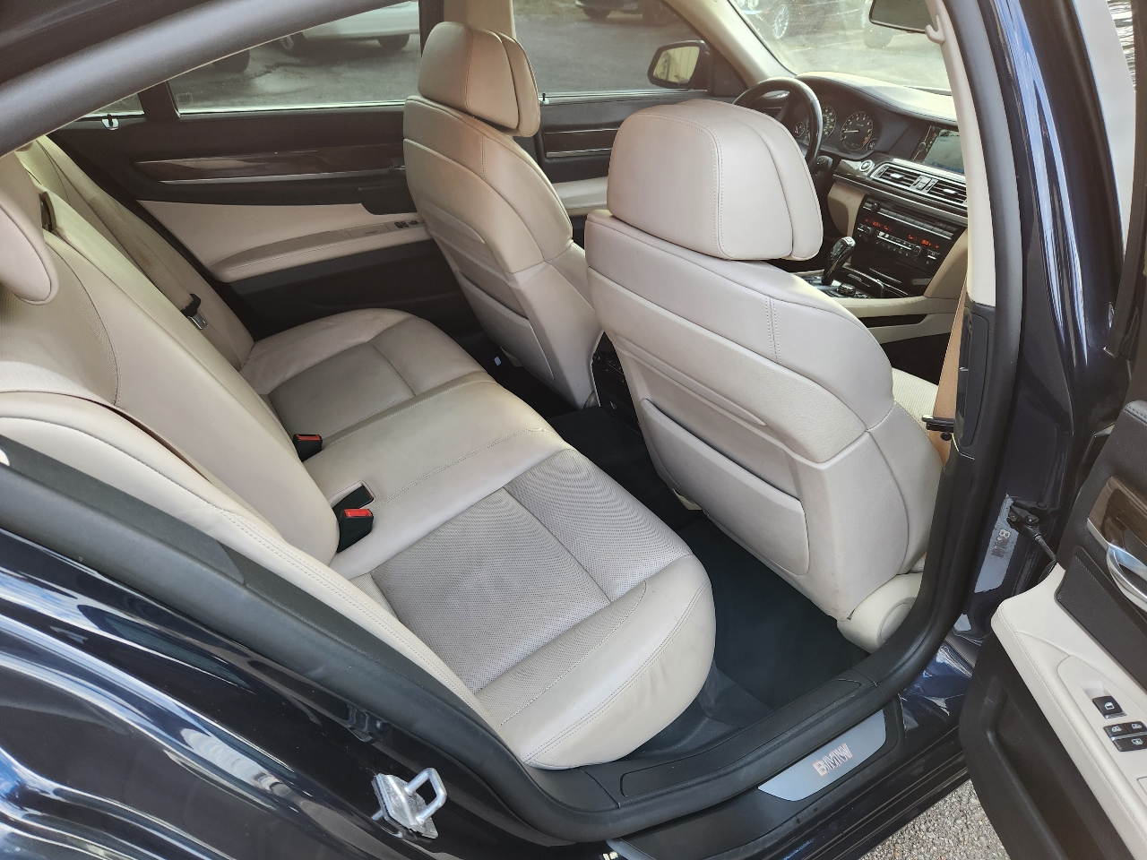 BMW 7-Series 750i xDrive Sedan 2012