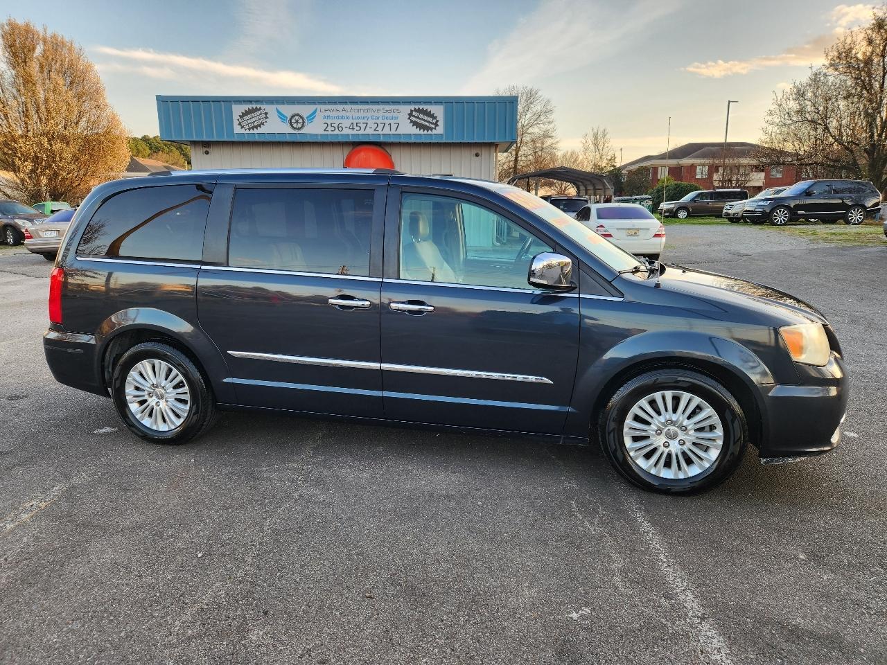 Chrysler Town & Country Limited 2013