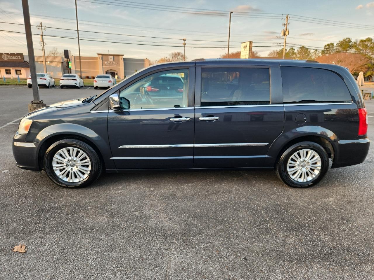 Chrysler Town & Country Limited 2013