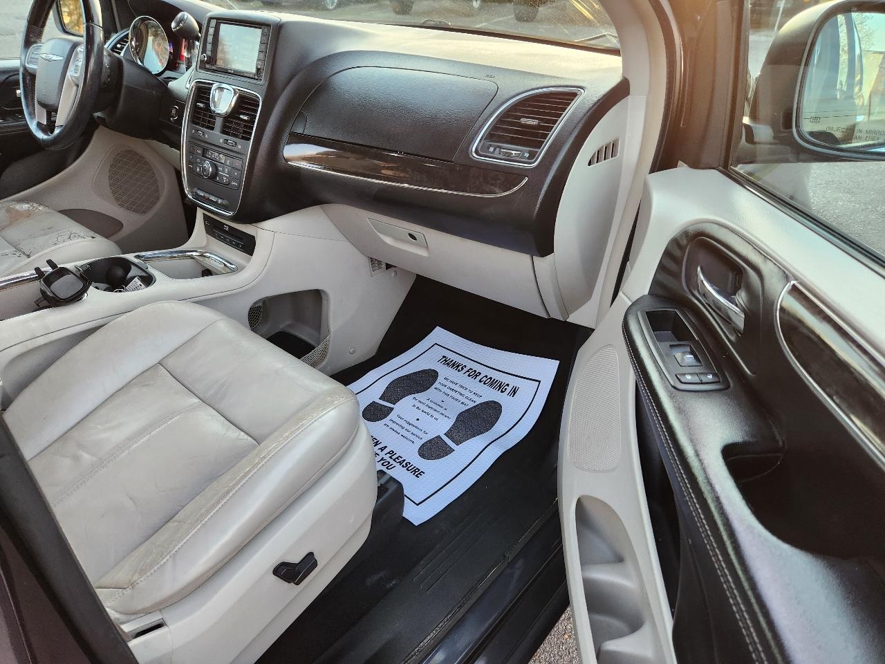 Chrysler Town & Country Limited 2013