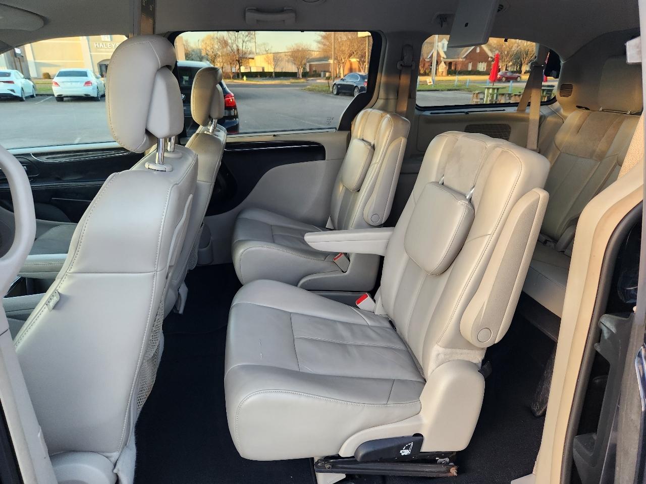 Chrysler Town & Country Limited 2013