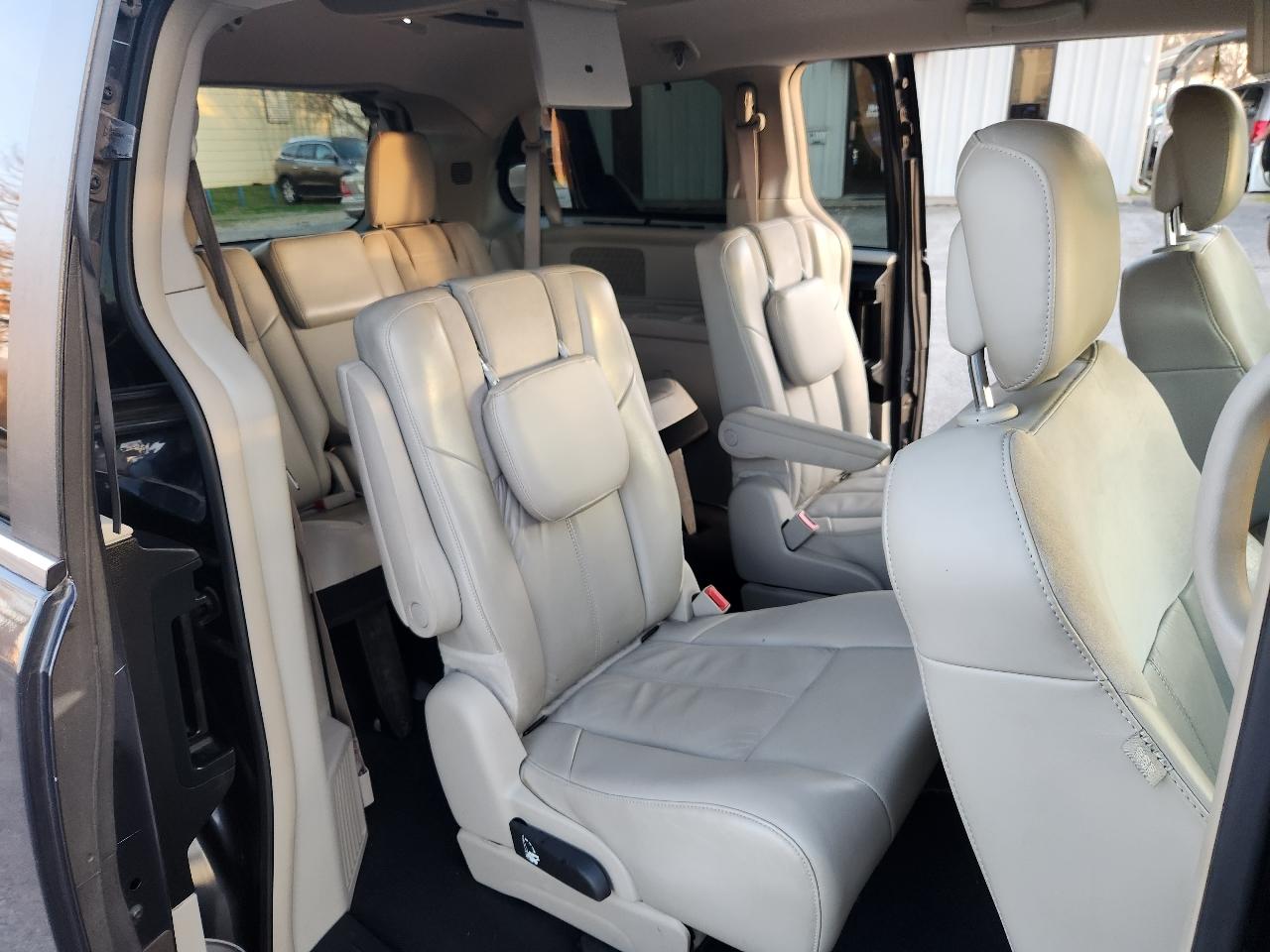 Chrysler Town & Country Limited 2013