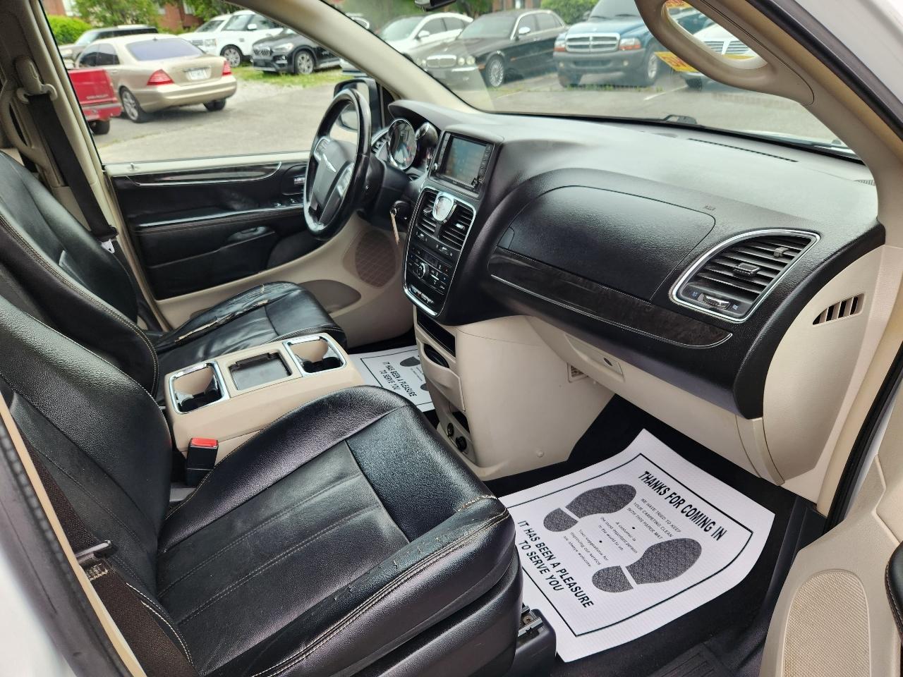 Chrysler Town & Country Touring 2013