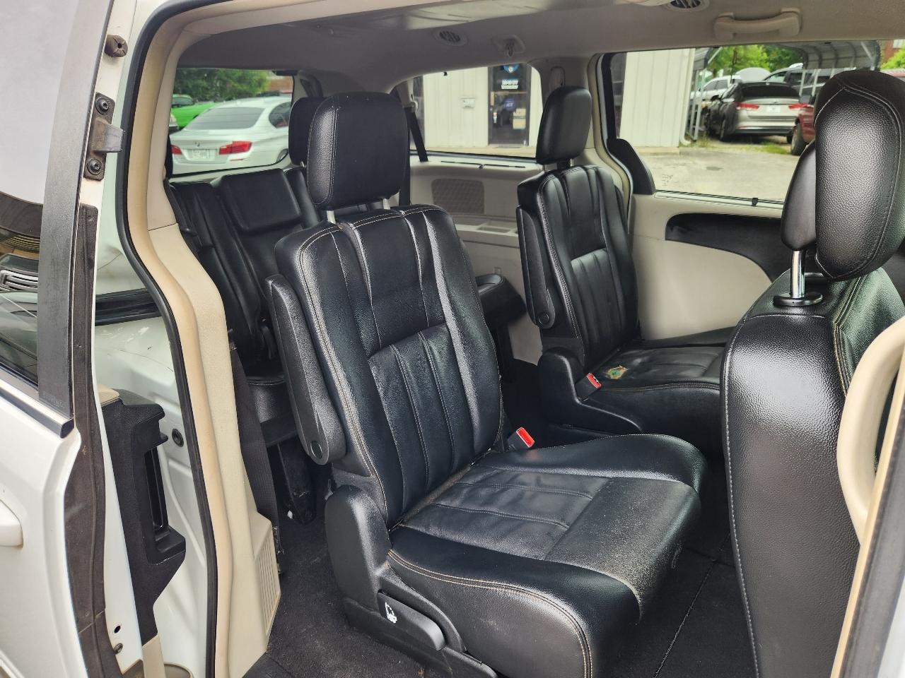 Chrysler Town & Country Touring 2013