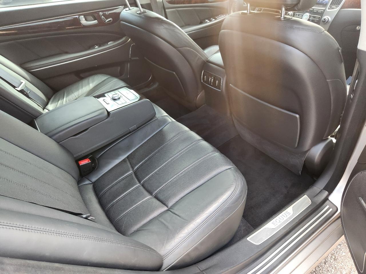 Hyundai Equus Signature 2012