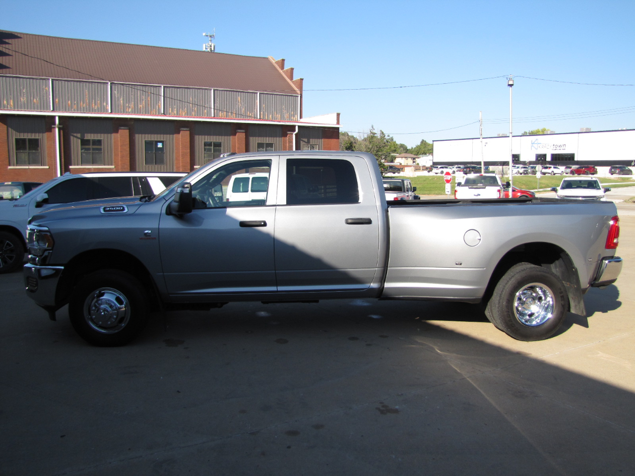 2023 Ram 3500 Tradesman photo 2