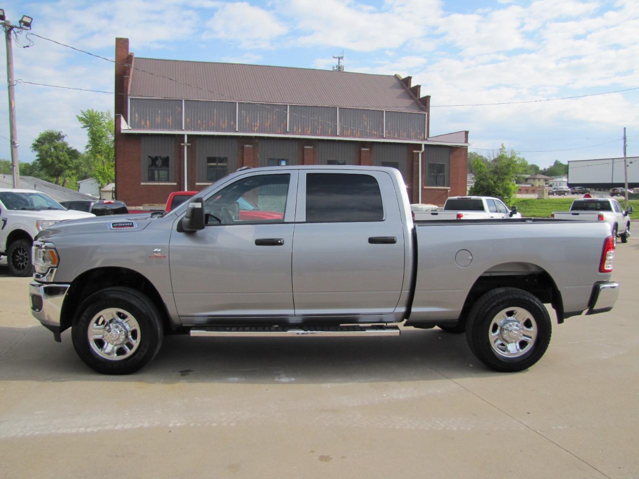 RAM 2500 Tradesman Crew Cab SWB 4WD 2024