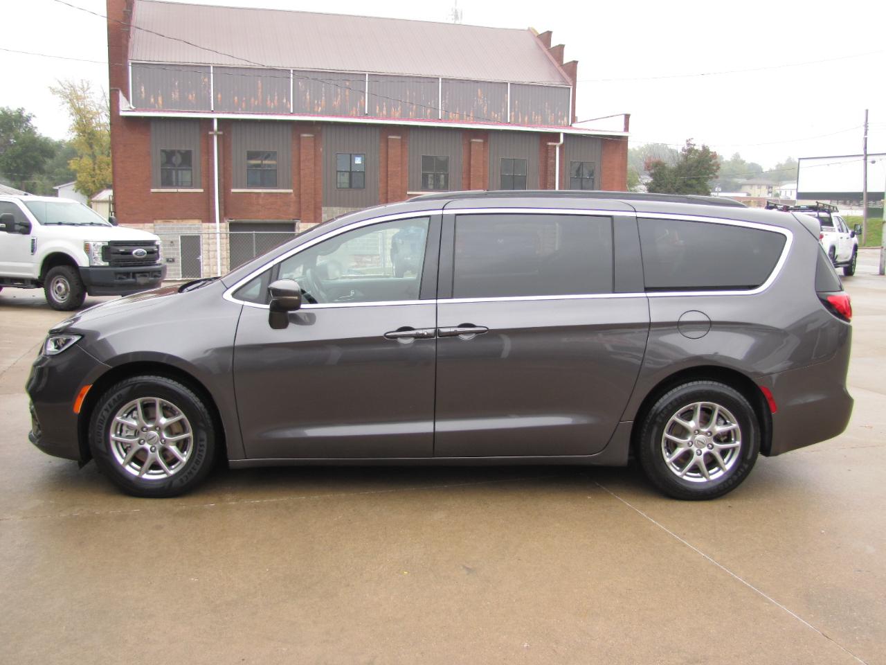 Chrysler Pacifica Touring 2022