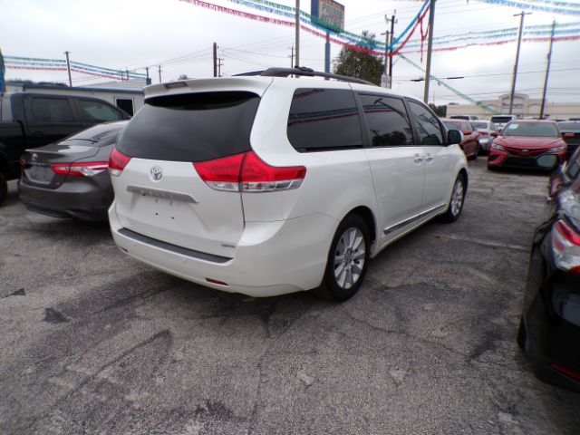 Toyota Sienna  2013