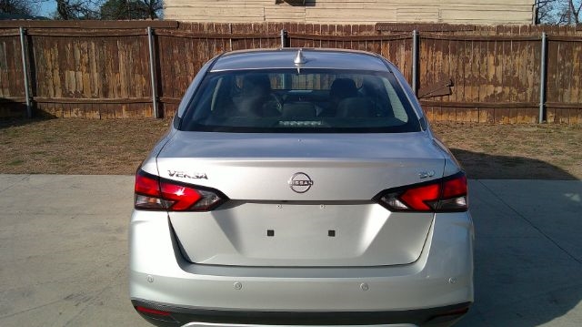 Nissan Versa  2024
