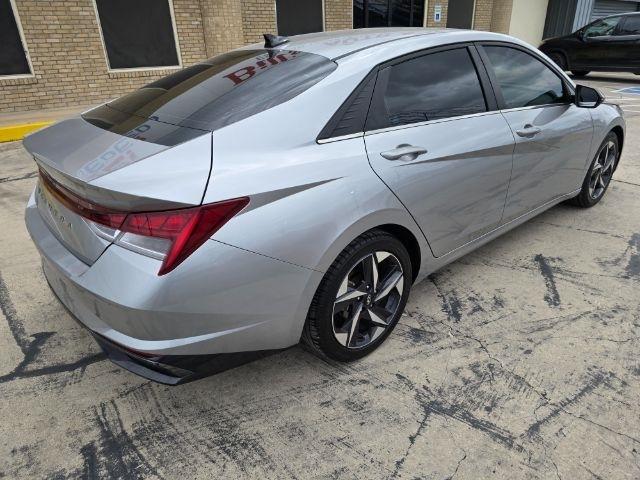 Hyundai Elantra  2021
